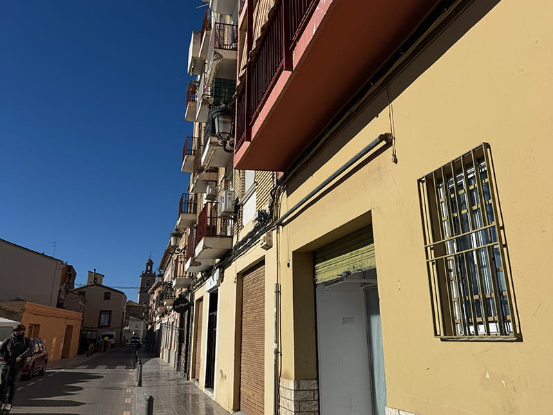 Улица с традиционной застройкой и балконами в районе Poblados del Oeste (Валенсия). How-To Spain